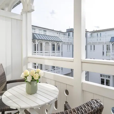 Apartment In A Lakeside Park In Sellin With A Balcony Buitenkant foto