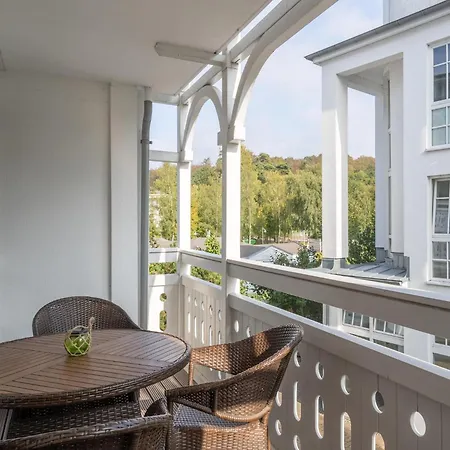 Apartment In A Lakeside Park In Sellin With A Balcony Buitenkant foto