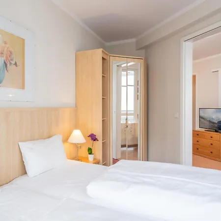 Apartment In A Lakeside Park In Sellin With A Balcony Buitenkant foto
